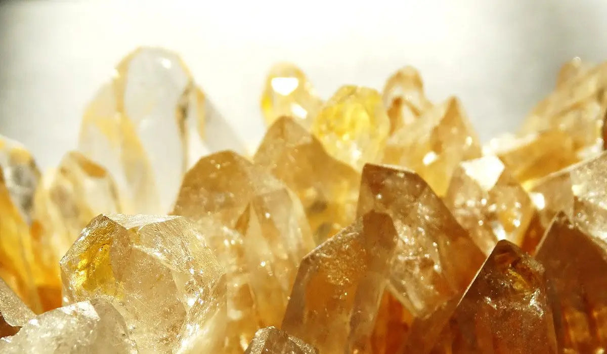 黃水晶的功效與佩戴指南:天然黃水晶手鍊如何招財旺偏財